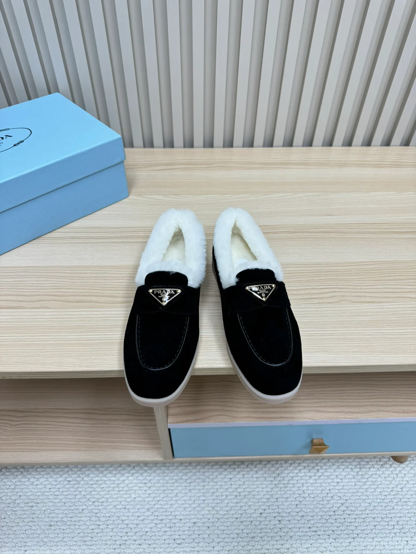 p580 Prada couple loafers｜Winter warmth and good looks at the same time online❄️👫 This is the C position of the shoe cabinet this autumn and winter! Prada's new couple's loafers are high-end yet still stylish~ ✨Imported frosted cowhide fabric, exquisite texture and high-end at first glance 🐑Australian imported sheepskin fur integrated lining, maximum warmth retention! It is also super warm to wear in winter in the north. 🔺The classic triangle logo embellishes the upper, which is simple and elegant, with perfect recognition. 💯Original TPU absorbent film outsole, non-slip, wear-resistant and durable. A must-have item for couples to go out on the street! The upper foot instantly enhances the overall outfit level, whether it is paired with a coat or a down jacket, it looks great ~ #Prada Loafers #coupleshoesrecommend #wintermusthaveshoes #luxurywear Outfit Fabric: Imported two-layer frosted cowhide Lining: Sheepskin imported from Australia One piece Outsole: Original Tpu absorbent film outsole Female size: 35~41 (customized in 41) Male size: 39~45 (customized in 45)